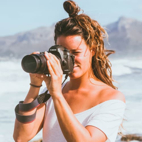 Bénédicte photographing the surf with her camera